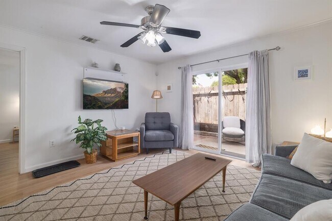 Building Photo - 1422 Collier St