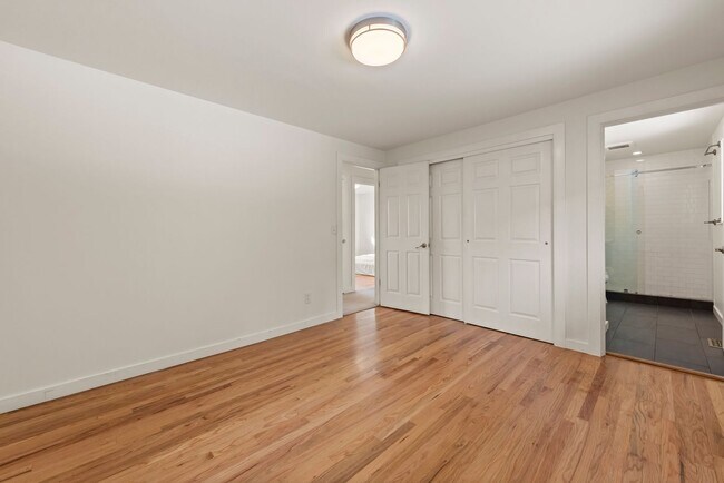 Building Photo - Beautiful 3 bed/2.5 bath Split Level Home – Close to Boeing & The Landing