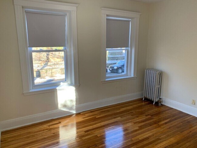 Building Photo - Huge 2 bed unit with the landlord paying the broker's fee for 9/1!!