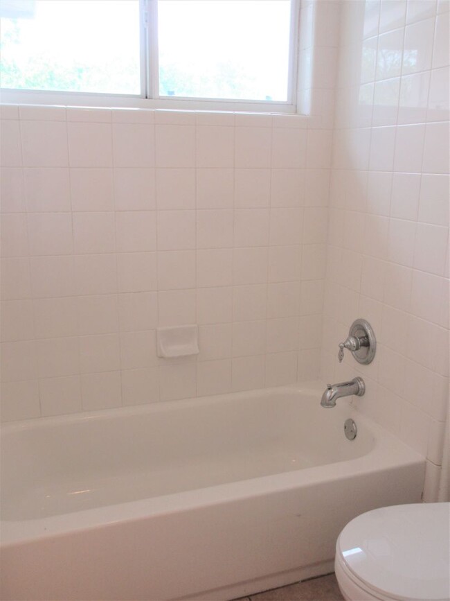 Building Photo - Large 4-bedroom with Office in the Estates...