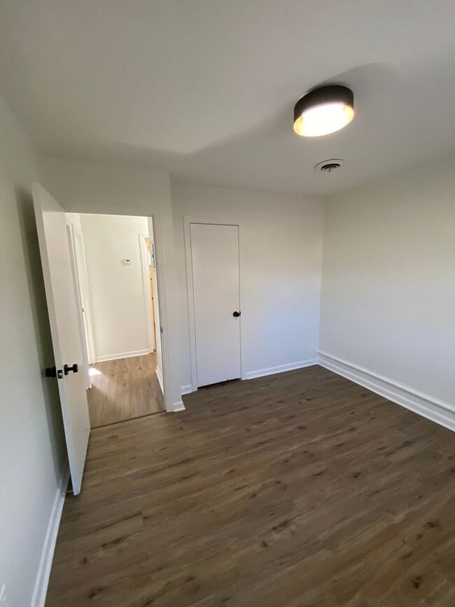 Building Photo - Charming 3 Bedroom House in Quite Neighborhood