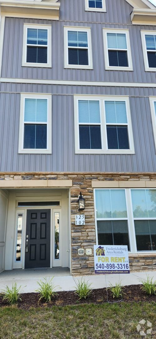 Building Photo - Embrey Mill Townhome!