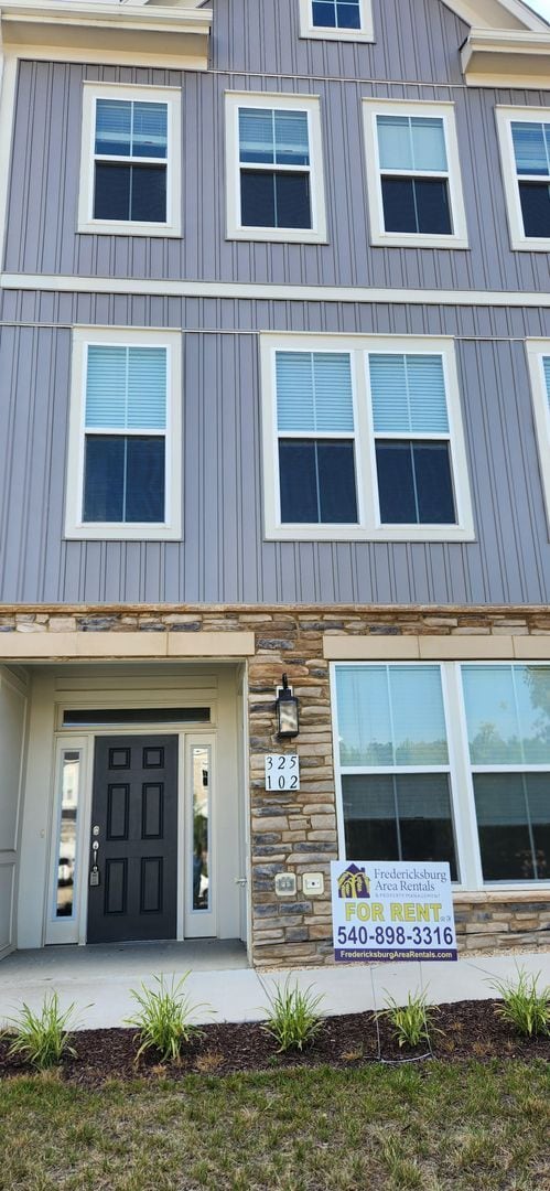 Building Photo - Embrey Mill Townhome!