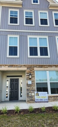 Building Photo - Embrey Mill Townhome!