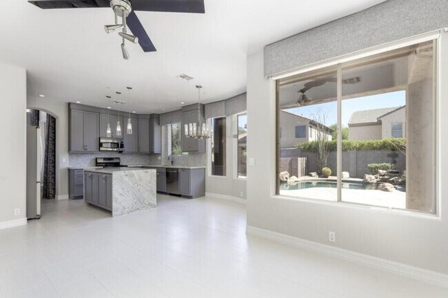 Building Photo - 7647 E Los Gatos Dr