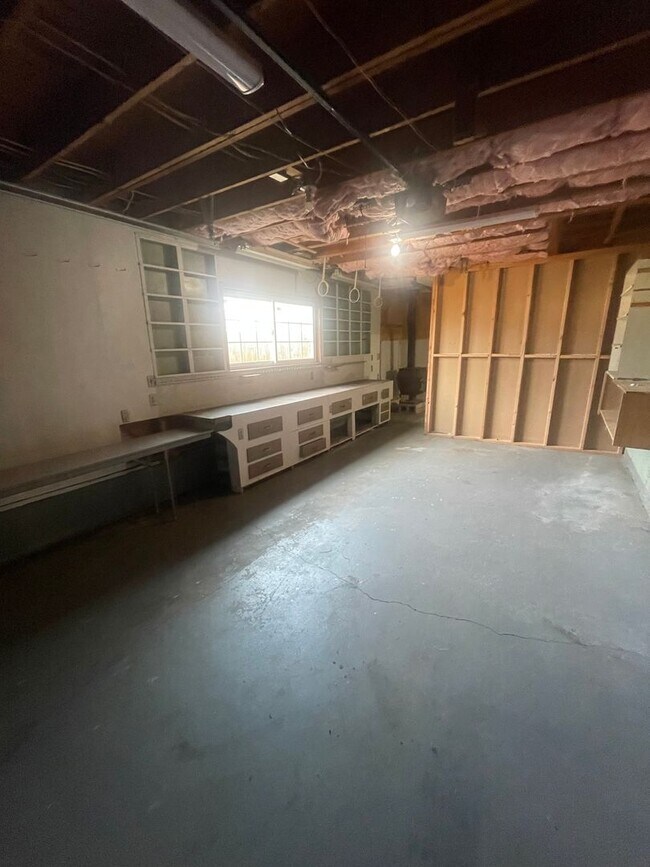 Building Photo - 515 E Elmore St