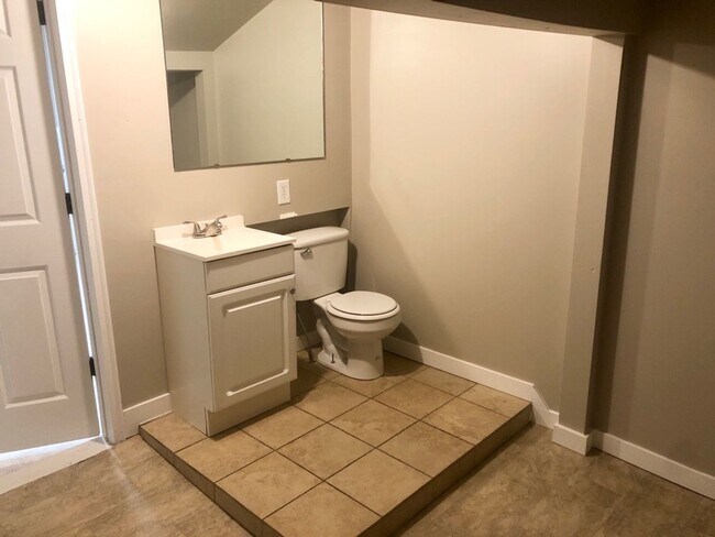Building Photo - AVAILABLE NOW!  2 bedroom 1.5 bathroom