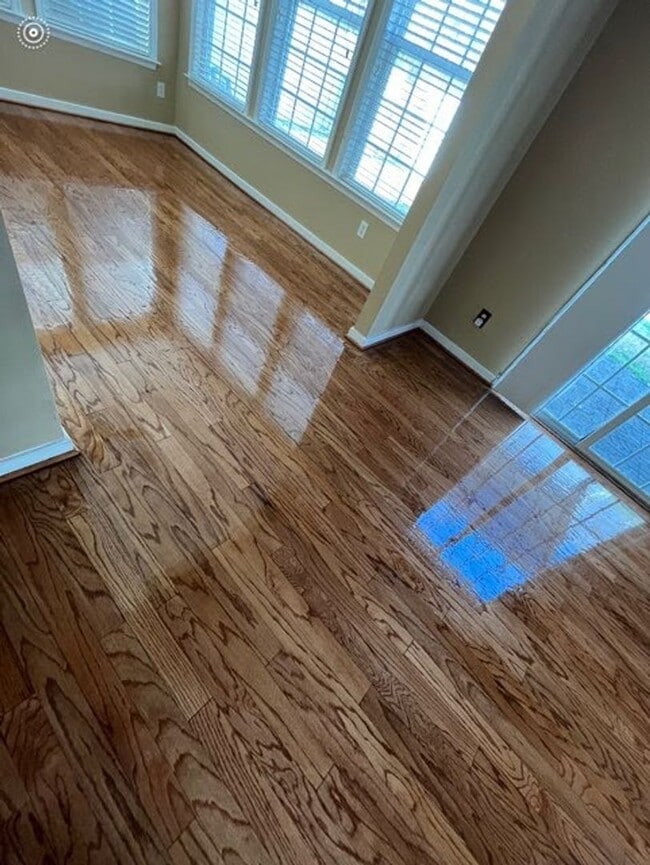 Building Photo - Charming 4-Bedroom 2.5 Bathroom Home locat...