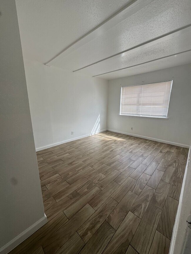Building Photo - 3 bed, 2 bath, second floor condo