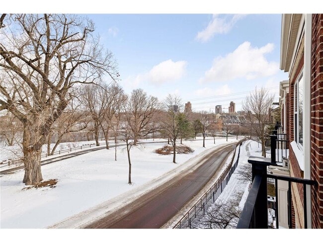 Building Photo - 325 W River Pkwy