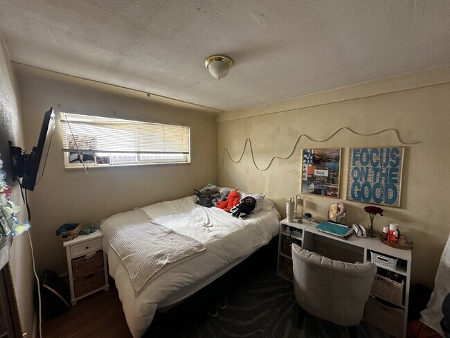 Building Photo - "Charming 4-Bed, 2-Bath Home in Denver's Vibrant Neighborhood!"