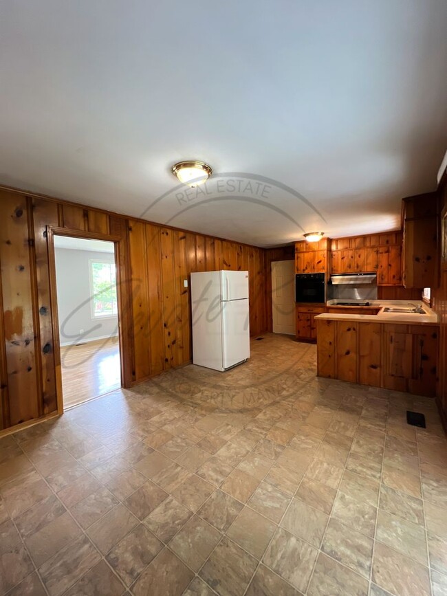 Building Photo - All Brick, 3 Bedroom Ranch in Hendersonvil...