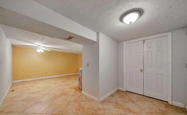 Building Photo - 809 Clifford Dr