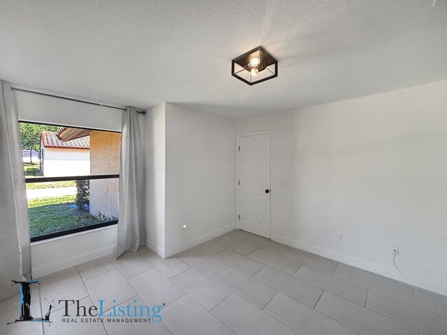 Building Photo - 8183 Terraza Ct