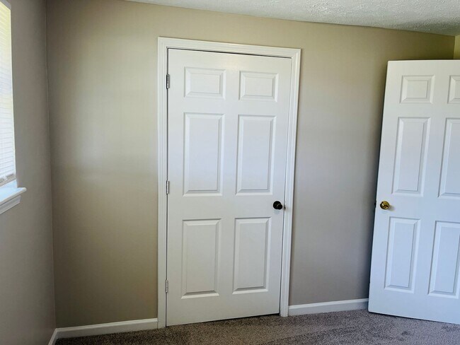 Building Photo - Wow! Check out this charming 4-bedroom, 1-...