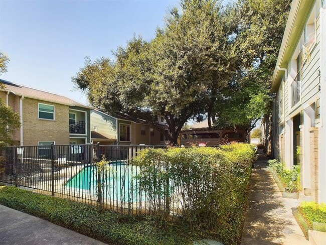 Building Photo - 2104 Cullen Ave