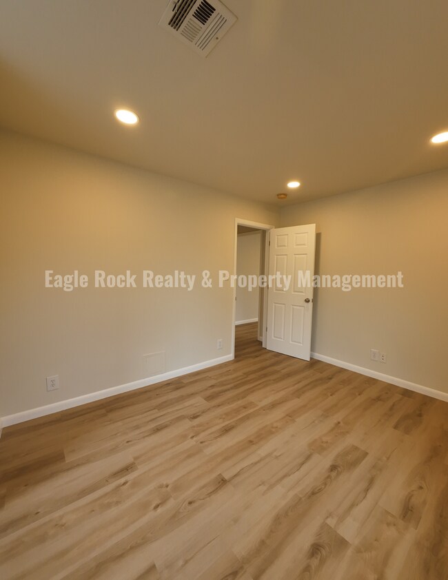 Building Photo - 1369 E 67th St