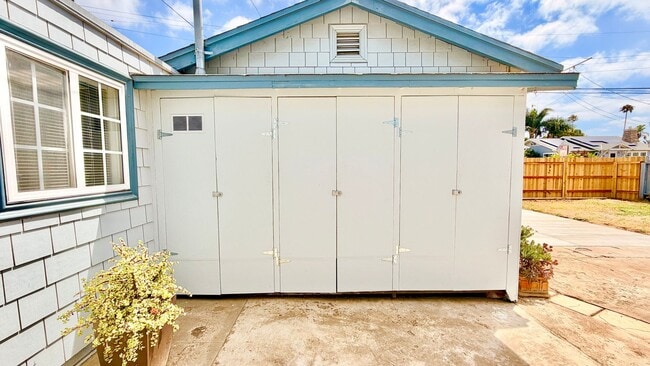Building Photo - Darling Single Story Home, Blocks from the Beach, Amazing Location, & Close to Everything!