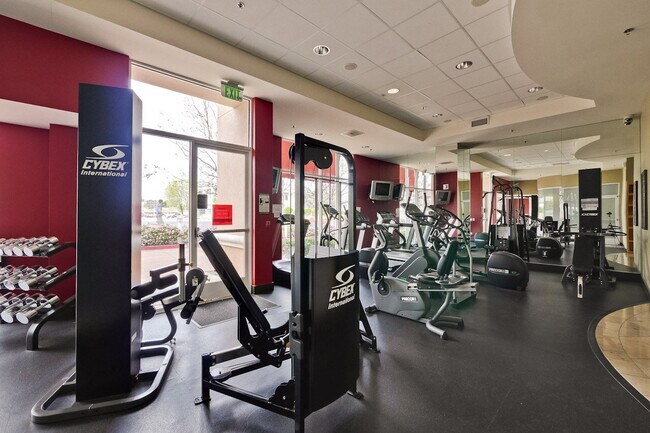 Building Photo - Large 2BR/2BA Condo with Spacious Balcony ...