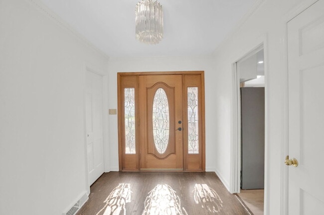 Building Photo - NOT YOUR AVERAGE 4 BEDROOM HOUSE!