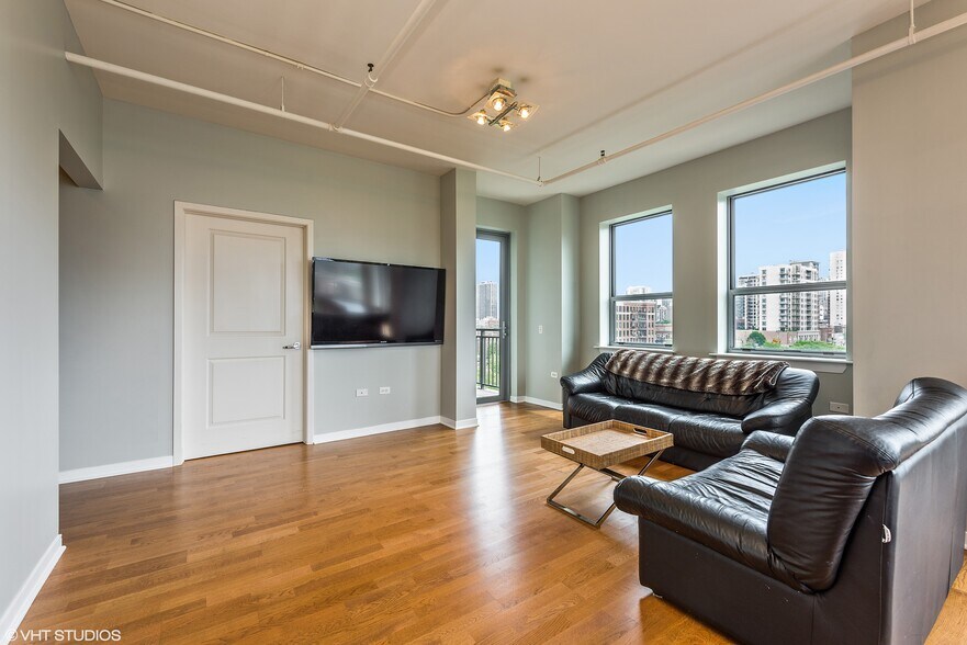 Living Room - 437 W Division St