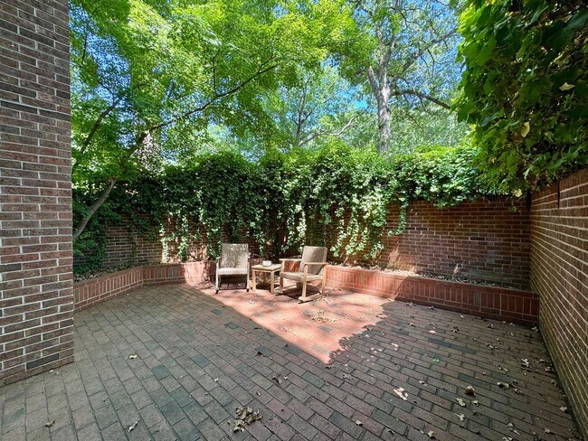 Building Photo - Fully Furnished 2 BR Townhouse in Chapel Hill – Utilities Included!