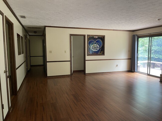 Building Photo - 170 Longview Dr