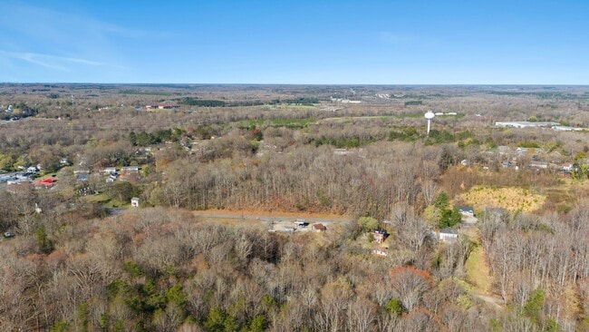 Building Photo - 3-Bedroom in Town of Farmville with Privacy and Convenience!