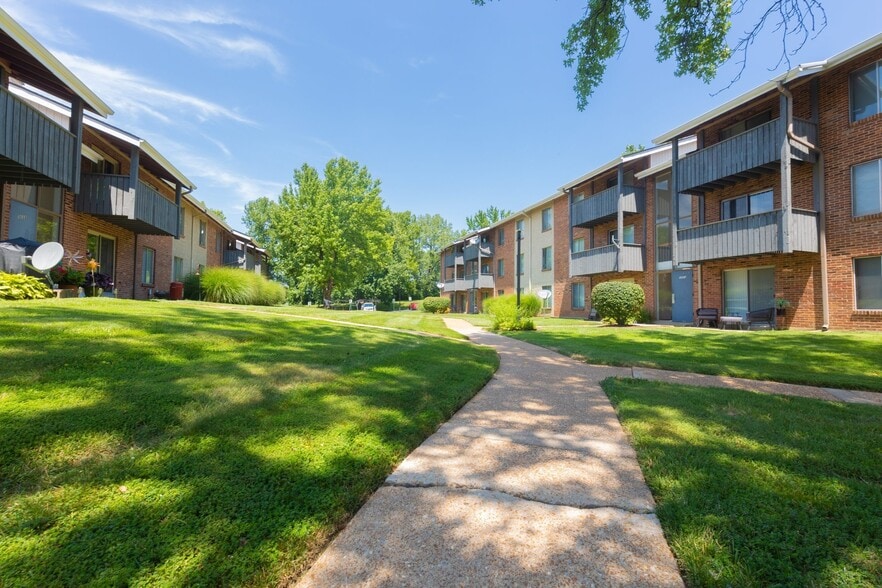 Building Photo - Waterford Square