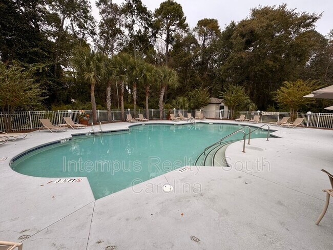 Building Photo - 897 Fording Island Rd
