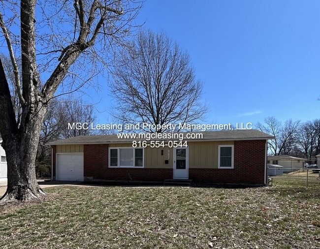 Building Photo - Lee's Summit, MO hidden gem with this ranc...