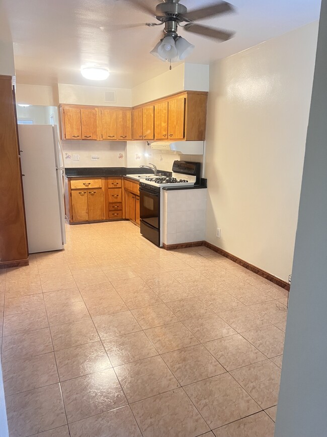 Building Photo - 1349 E 84th St