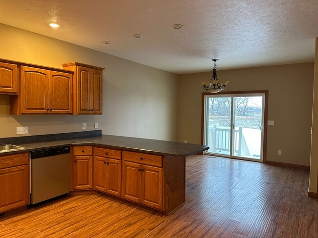 Building Photo - 4 Bedroom Townhome