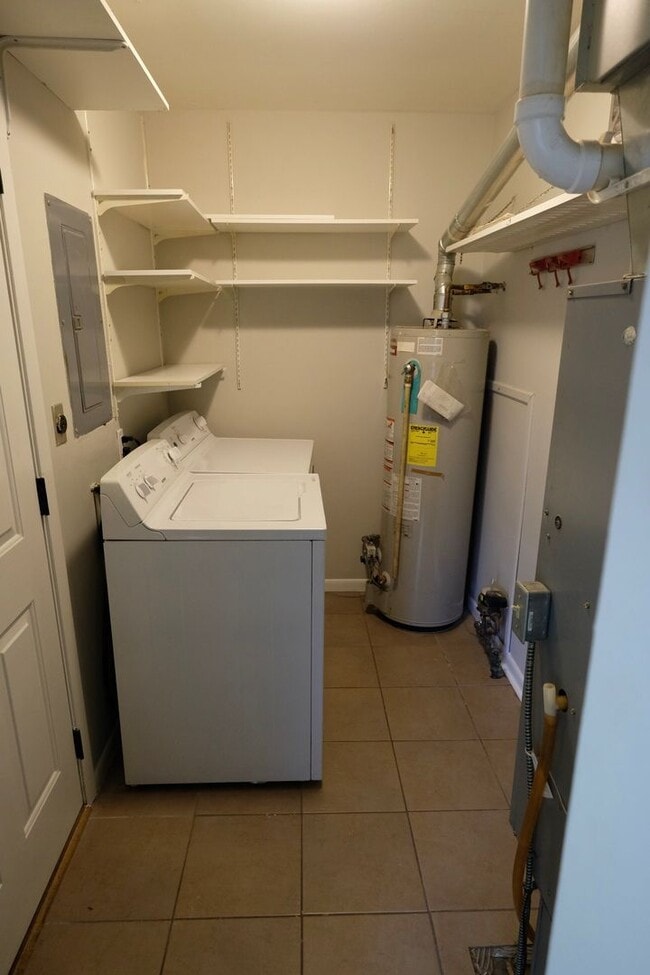 Building Photo - Just Remodeled!  3 Bedroom 1 Bath near jus...