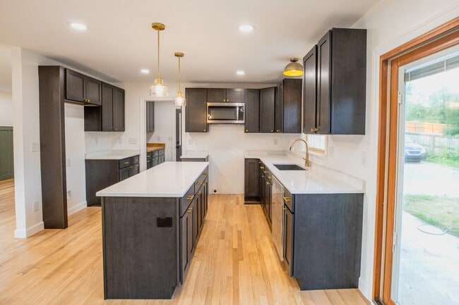 Primary Photo - 200 Sewanee Cir