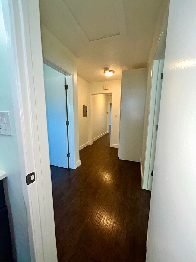 Building Photo - 1028w