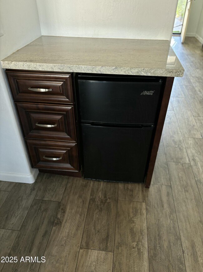 Building Photo - 1302 W Honeysuckle Ln