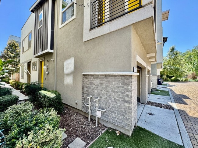 Building Photo - NEWER 2 BED, 2.5. BATH TOWNHOME IN BROADWAY AREA OF SACRAMENTO