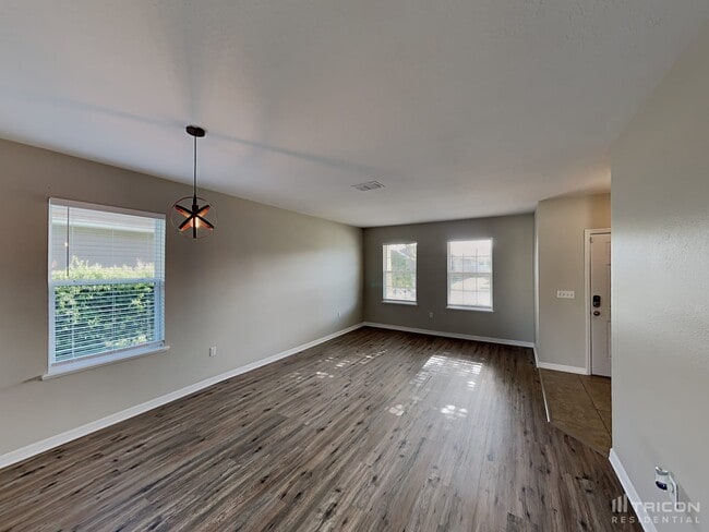 Building Photo - 1617 Tamarind Rd