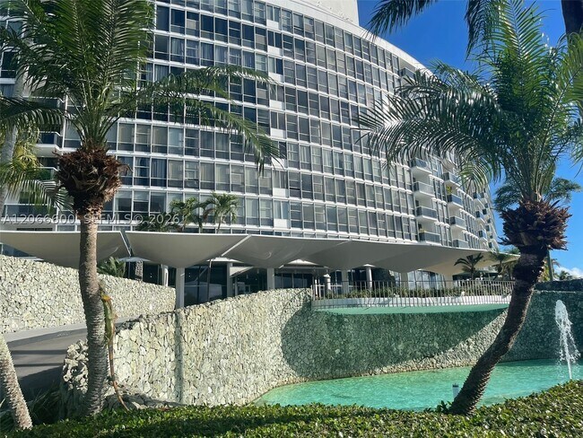 Building Photo - 900 Bay Dr E