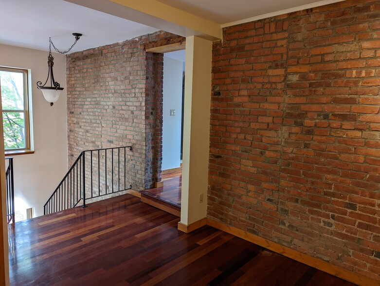 Building Photo - 158 1st St