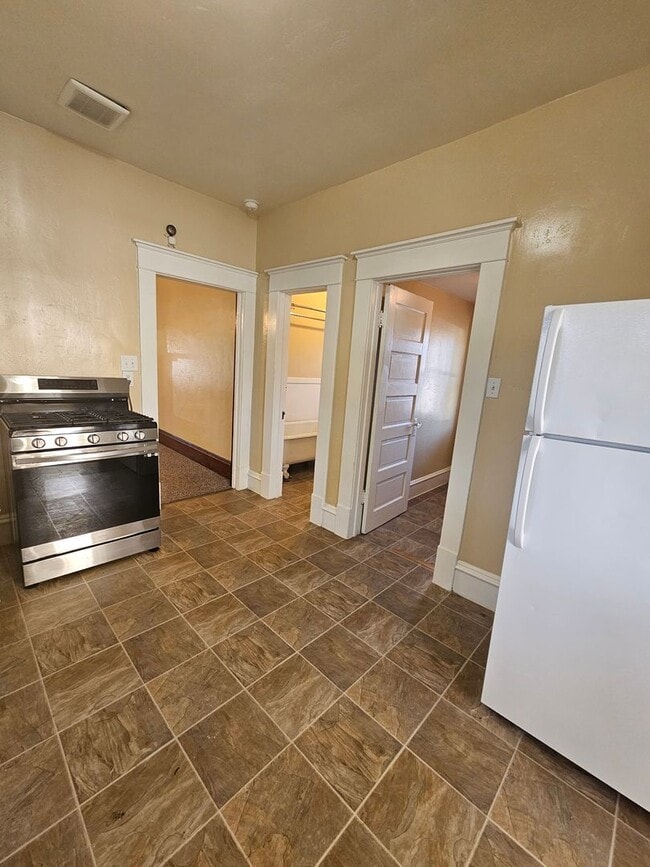 Building Photo - 1/2 OFF FIRST MONTH'S RENT! Charming 2 Bedroom with Bonus/Laundry Room