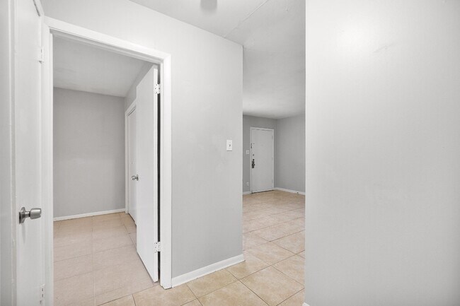 Building Photo - 5605 1/2 Jim Hogg Ave-