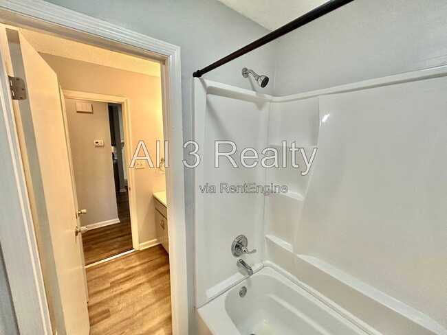 Building Photo - 8460 Pineland Dr