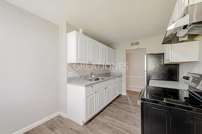 Building Photo - 11020 Linnell Dr