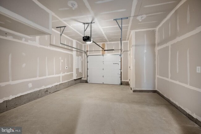 Building Photo - 210 Sundrop Ln