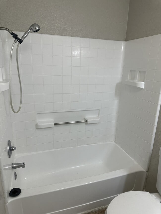 Building Photo - Modesto Cute 4 Bedroom 2 Bath Single Story...
