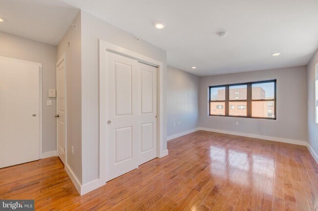 Building Photo - 4508 Walnut St