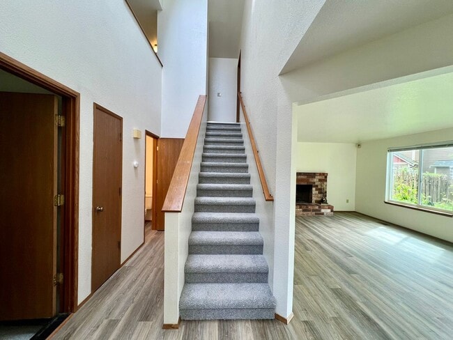 Building Photo - PENDING APPLICATION; New Paint & New Floor...
