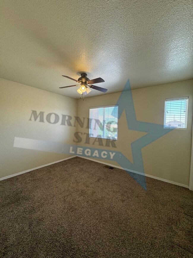 Building Photo - LARGE 4 bed home!